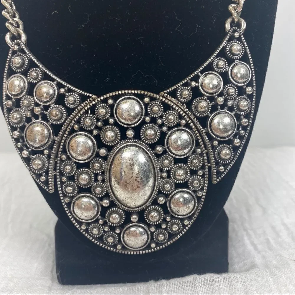 ‎Silver Plated Statement Necklace